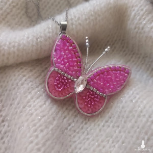 Uroczy letni wisior MOTYLEK