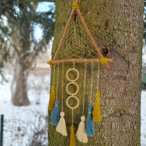 Trójkątna Dekoracja z Cynamonu i Złotymi Detalami– Rękodzieło z Pozytywną Energią