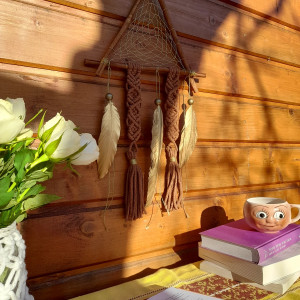 Trójkątny Łapacz Snów Boho – Cynamonowa Ozdoba z Makramą i Złotym Akcentem