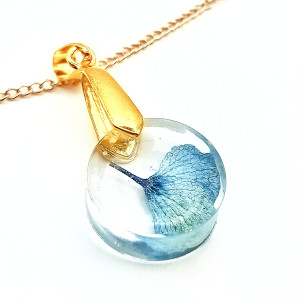 Ręcznie wykonany wisiorek z żywicy z zatopioną hortensją