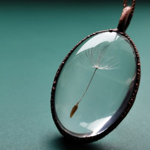 "Dzwoneczek“ w szkle oprawiony miedzią. Naszyjnik z wisiorem.