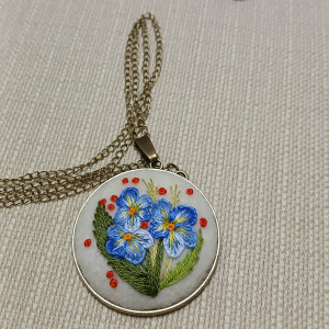 Ręcznie haftowany wisior  ZOFIA