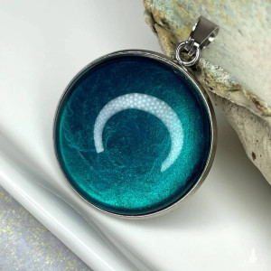 Okrągły wisiorek w odcieniu morza e35/17