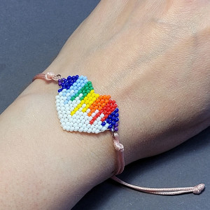 Bransoletka na sznurku "Serce artystyczne" biało-kolorowe z koralików szklanych Preciosa