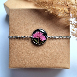 Bransoletka z kwiatami różowej gipsówki na czarnym tle srebrna