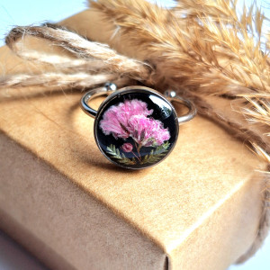 Pierścionek z żywicy z różową gipsówką srebrny