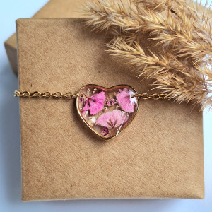 Bransoletka z żywicy serduszko z różową gipsówką