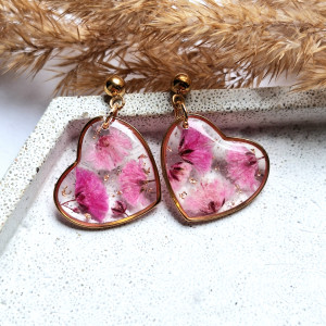 Kolczyki z żywicy serduszka z różową gipsówką