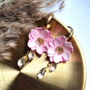 Długie kolczyki pozłacane różowe kwiaty