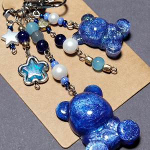 Brelok niebieski z Misiem z żywicy do kluczy, torebki, plecaka