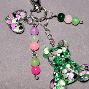 Brelok zawieszka zielony z Misiem i sercem z żywicy do kluczy, torebki, plecaka