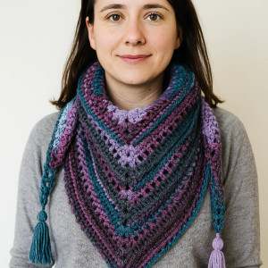 Kolorowa ciepła chusta z chwostami ręcznie robiona