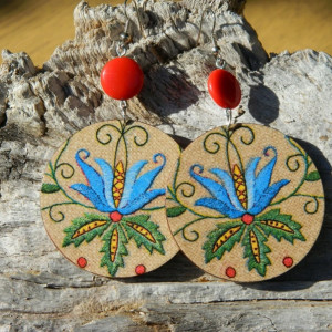 Kolczyki na lato z niebieskimi kwiatami, Kaszuby, prezent dla żony, niebieska biżuteria etno boho folk do sukienki