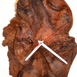Zegar z korzenia jabłoni.
