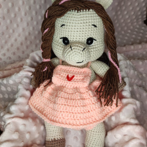 Maskotka konik na szydełku.