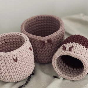 Koszyczki ze sznurka bawełnianego ręcznie robione w kolorze różowym.