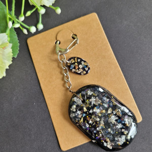 Brelok czarno-srebrny z żywicy do kluczy torebki plecaka