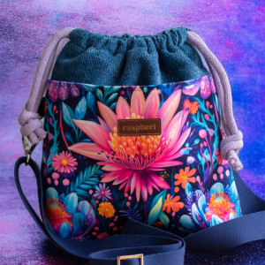 Granatowa welurowa listonoszka z kominem w kwiaty