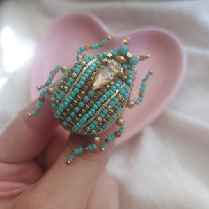 Broszka SKARABEUSZ w letnim turkusowo-złotym kolorze