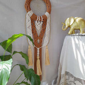 Duża dekoracja ścienna z wikliny i bawełnianych frędzli w kolorach ziemi