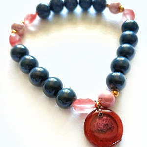 Bransoletka handmade z kwarcem różowym, porcelaną i kwiatem w żywicy