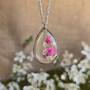 Srebrna zawieszka srebrny wisiorek kwiat naszyjnik żywica z żywicy kwiaty łezka łza gipsówka różowa