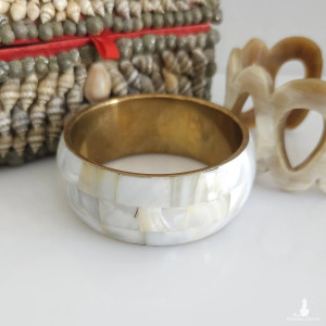 177. Vintage bransoletka z masy perłowej i mosiądzu – rękodzieło z nutą egzotyki