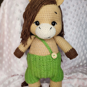 Maskotka konik na szydełku.