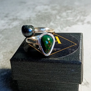 Srebrny pierścionek z czarnym opalem i czarną perłą