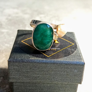 Srebrny pierścionek ze szmaragdem i barokową perłą