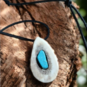 naszyjnuk z kamieniem