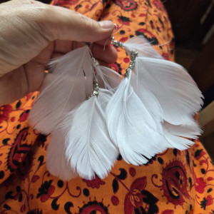 Kolczyki  długie pióra białe