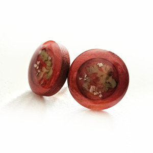 Kolczyki sztyfty drewniane z paprotką zatopioną w żywicy