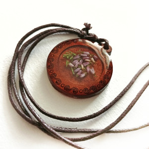 Na sprzedaż: Naszyjnik medalion z wrzosem w żywicy – dla współczesnej Słowianki