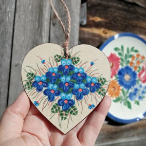 Vintage serce w bolesławiecki wzór, Ozdoba do zawieszenia w kształcie serca z retro niebieskimi kwiatami bratkami, Rustykalny prezent dla żony Bolesławiec