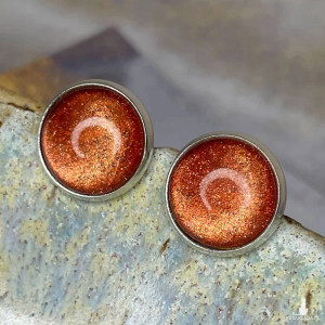 Drobne kolczyki w odcieniu perłowej miedzi e29/49