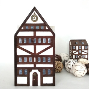 Podpórka do książek. Szachulcowa kamieniczka z zegarem.