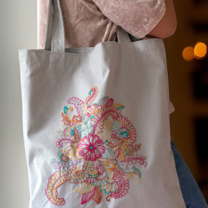 Jasnoszara shopperka z kolorowym haftem