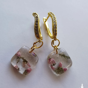 Minimalistyczne kolczyki złote z wrzosem