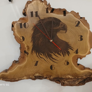 Zegar ścienny z wypalonym orłem na plastrze akacji,z lekkim felerem.