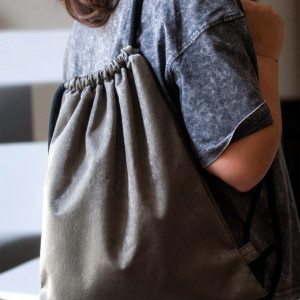 Szary błyszczący workoplecak