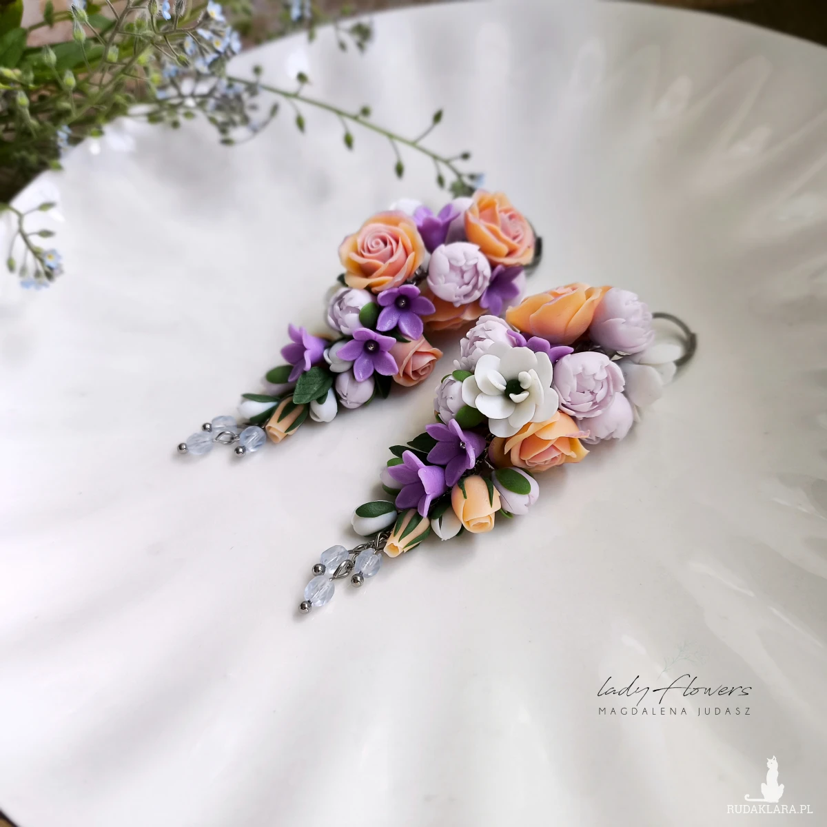 Eleganckie kolczyki z kolorowymi, pastelowymi kwiatami