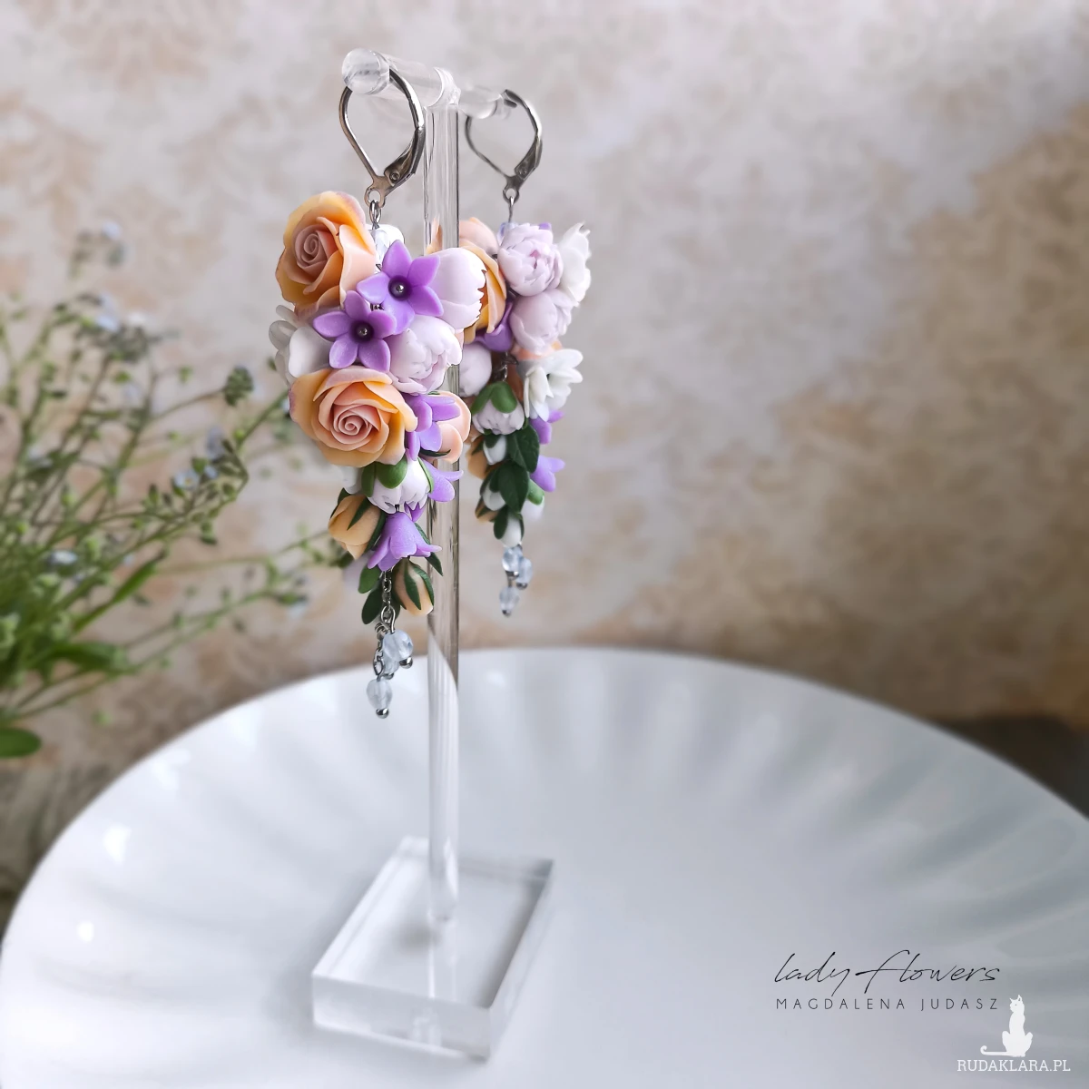 Eleganckie kolczyki z kolorowymi, pastelowymi kwiatami