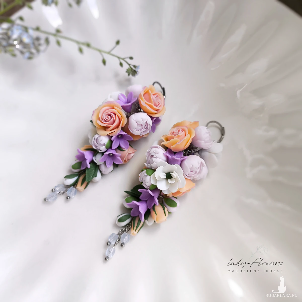 Eleganckie kolczyki z kolorowymi, pastelowymi kwiatami