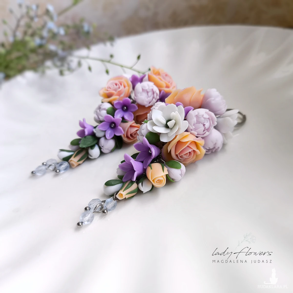 Eleganckie kolczyki z kolorowymi, pastelowymi kwiatami