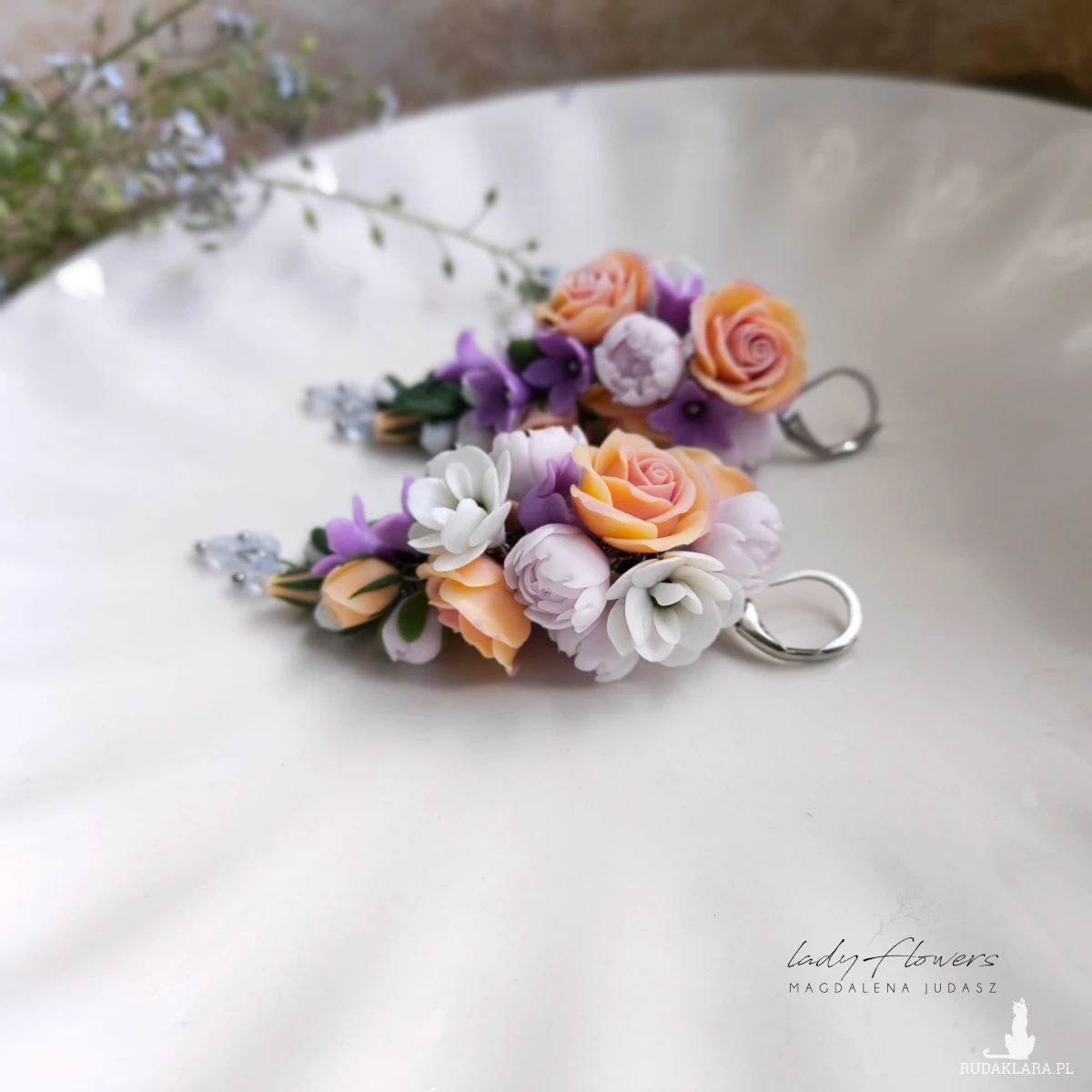 Eleganckie kolczyki z kolorowymi, pastelowymi kwiatami