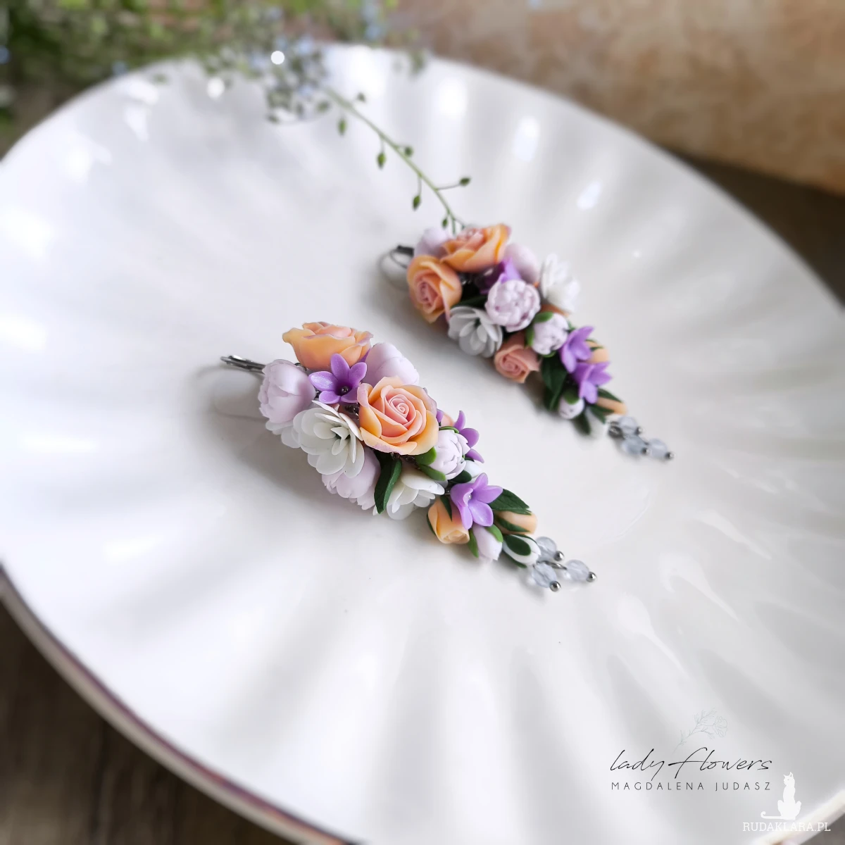 Eleganckie kolczyki z kolorowymi, pastelowymi kwiatami