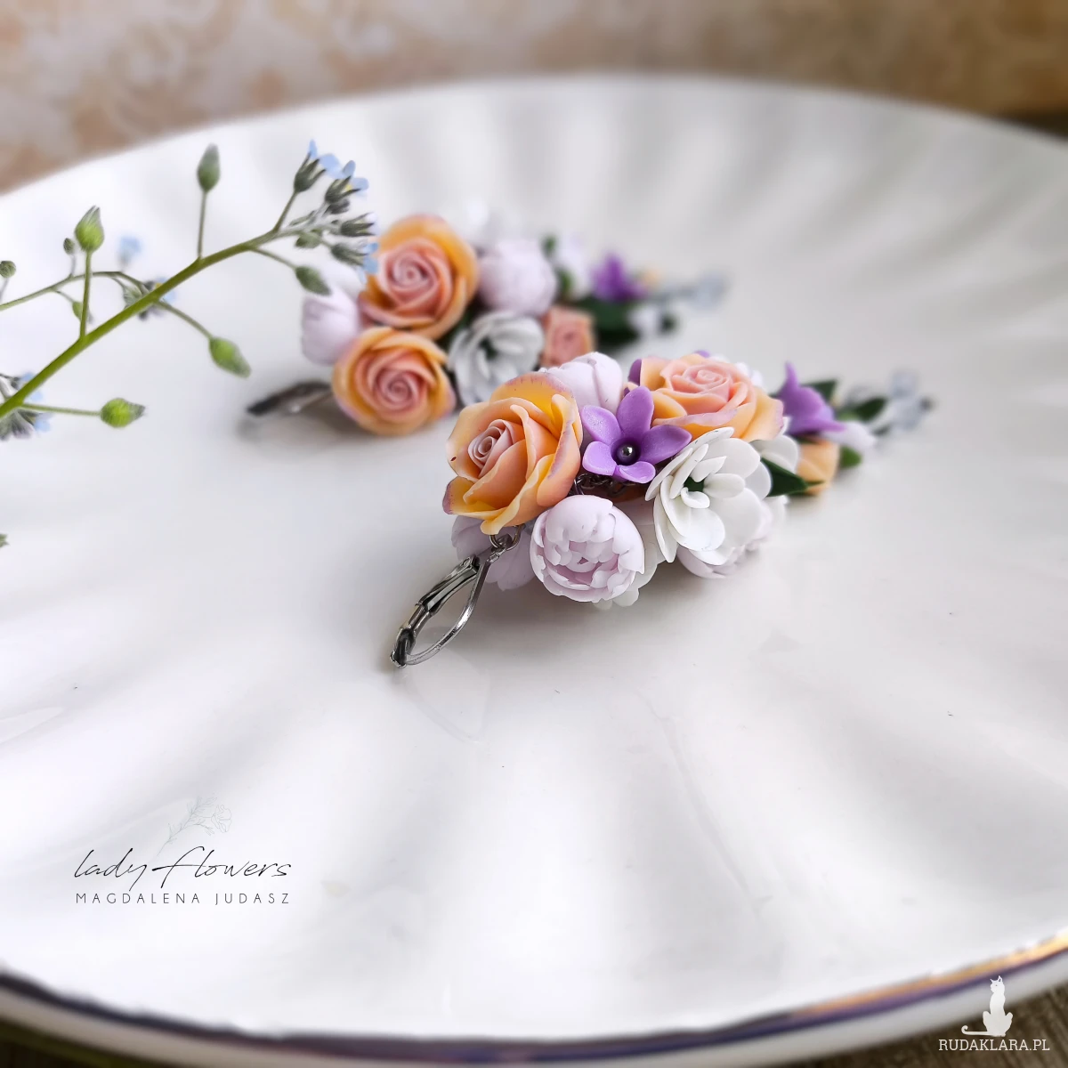 Eleganckie kolczyki z kolorowymi, pastelowymi kwiatami