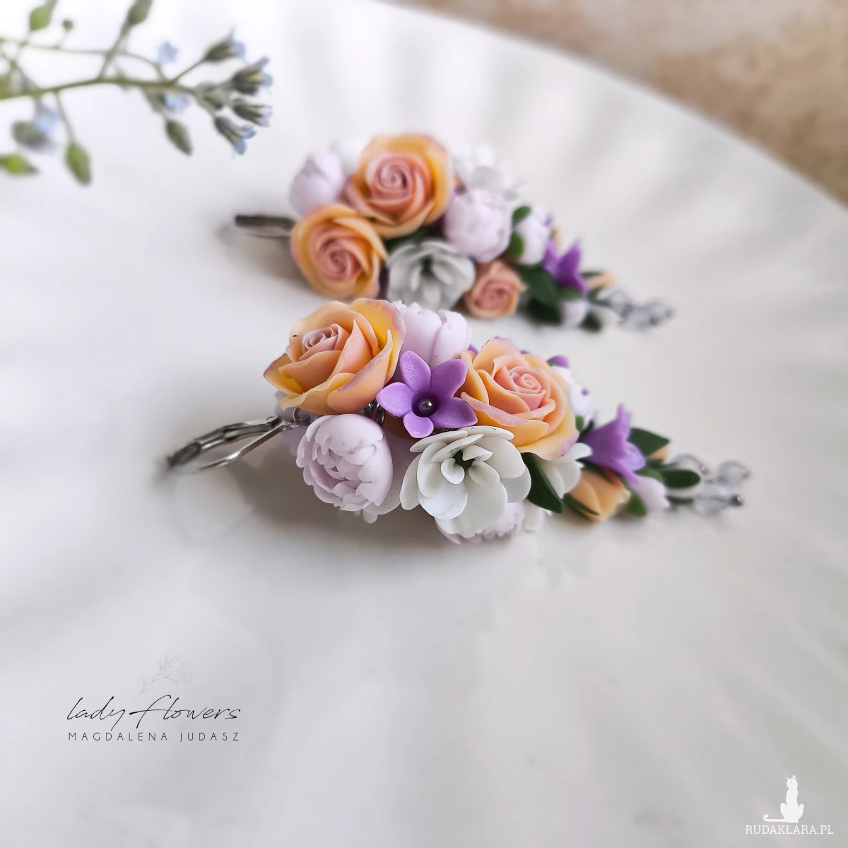 Eleganckie kolczyki z kolorowymi, pastelowymi kwiatami