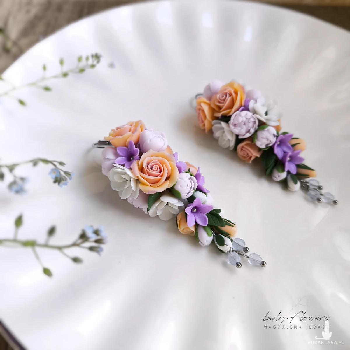 Eleganckie kolczyki z kolorowymi, pastelowymi kwiatami